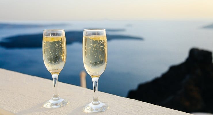 glasses_of_bubbly_looking_out_at_sea glasses_of_bubbly_looking_out_at_sea